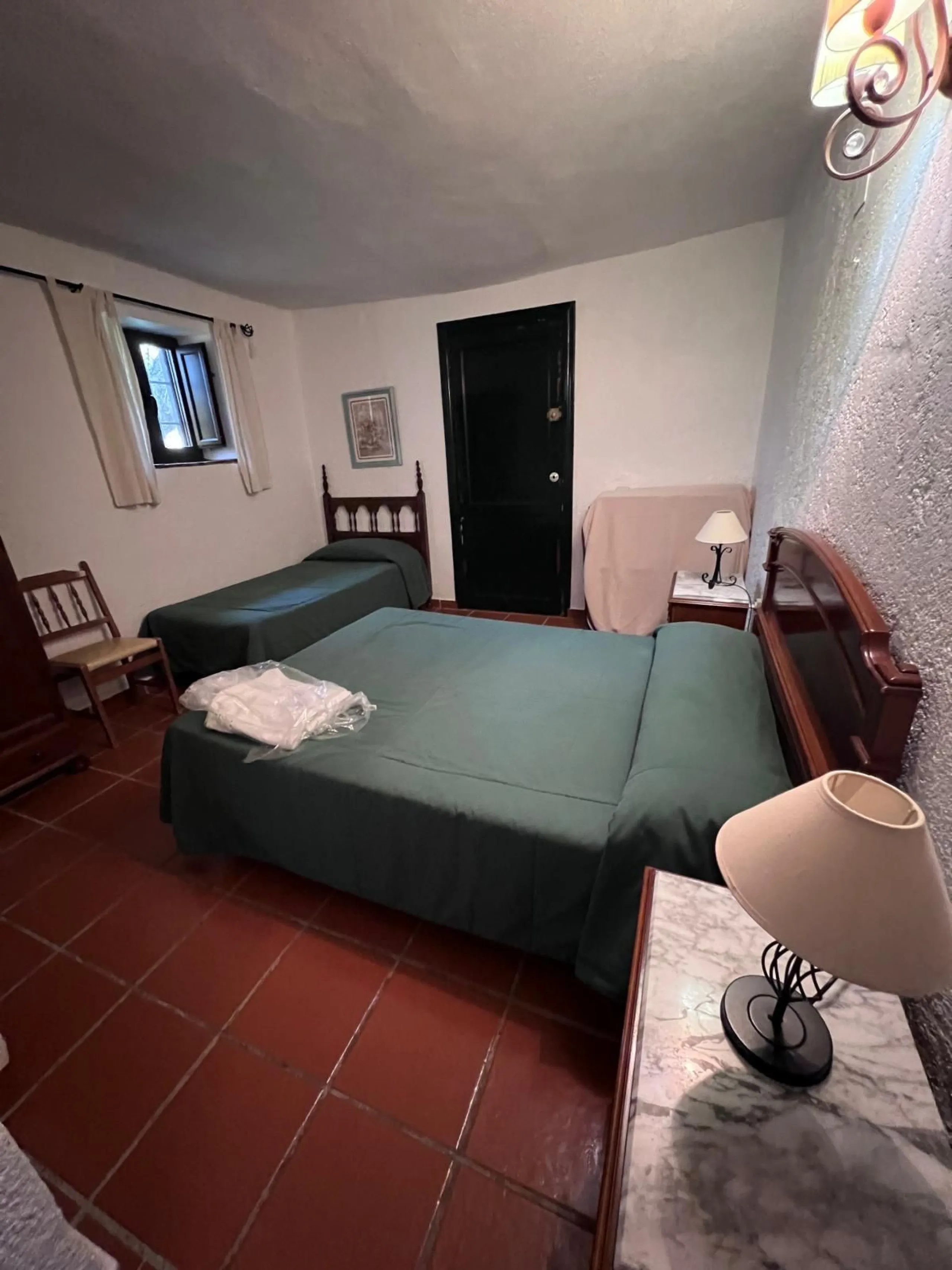 House - Finca - Cortijo в продаже в Ronda, Málaga. В доме 6 спален и 2 ванных комнат. Площадь дома 200 м². Площадь участка 100000 м²
