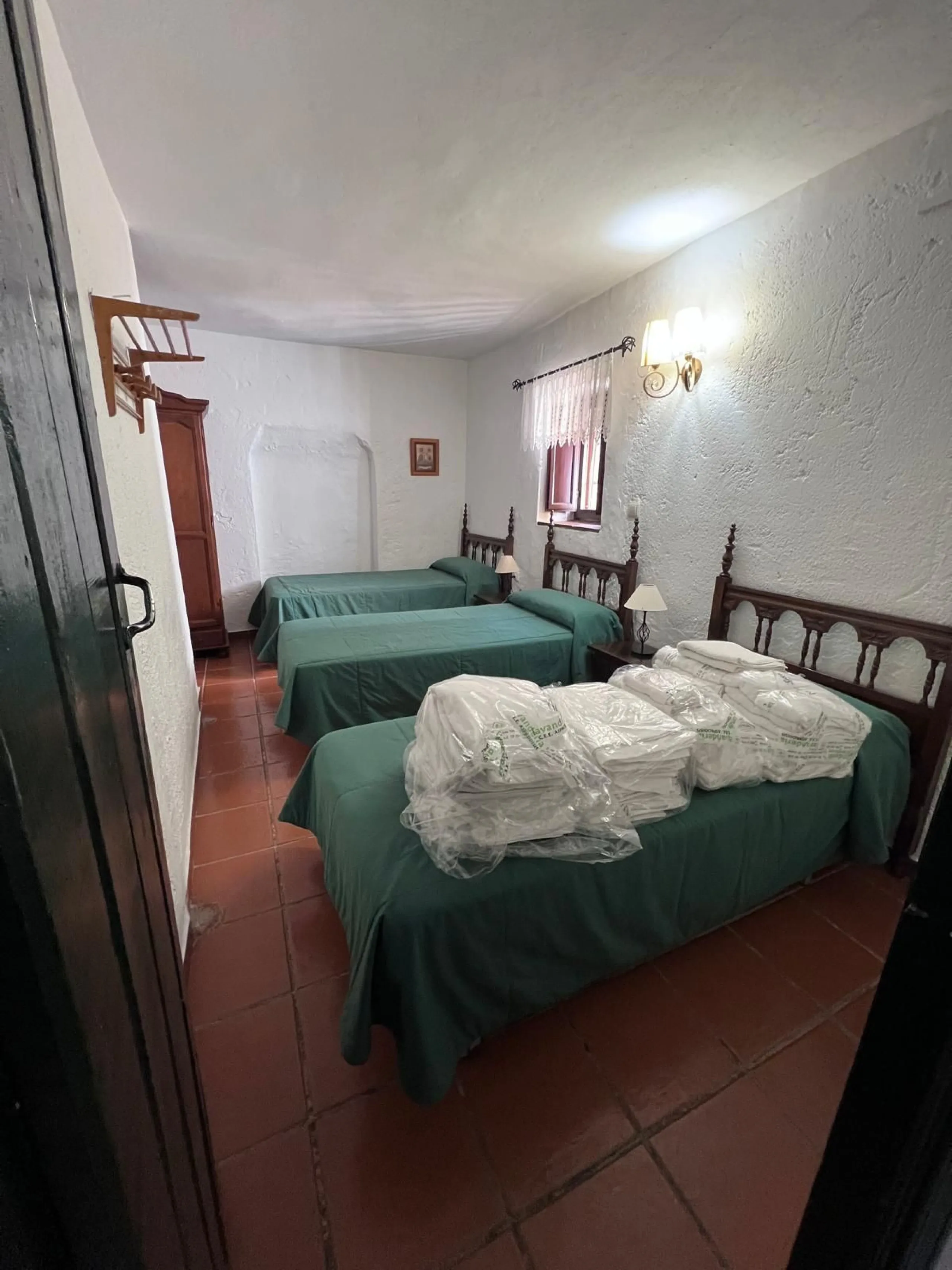 House - Finca - Cortijo в продаже в Ronda, Málaga. В доме 6 спален и 2 ванных комнат. Площадь дома 200 м². Площадь участка 100000 м²