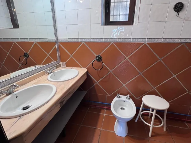 House - Finca - Cortijo в продаже в Ronda, Málaga. В доме 6 спален и 2 ванных комнат. Площадь дома 200 м². Площадь участка 100000 м²