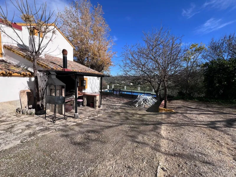 House - Finca - Cortijo в продаже в Ronda, Málaga. В доме 6 спален и 2 ванных комнат. Площадь дома 200 м². Площадь участка 100000 м²