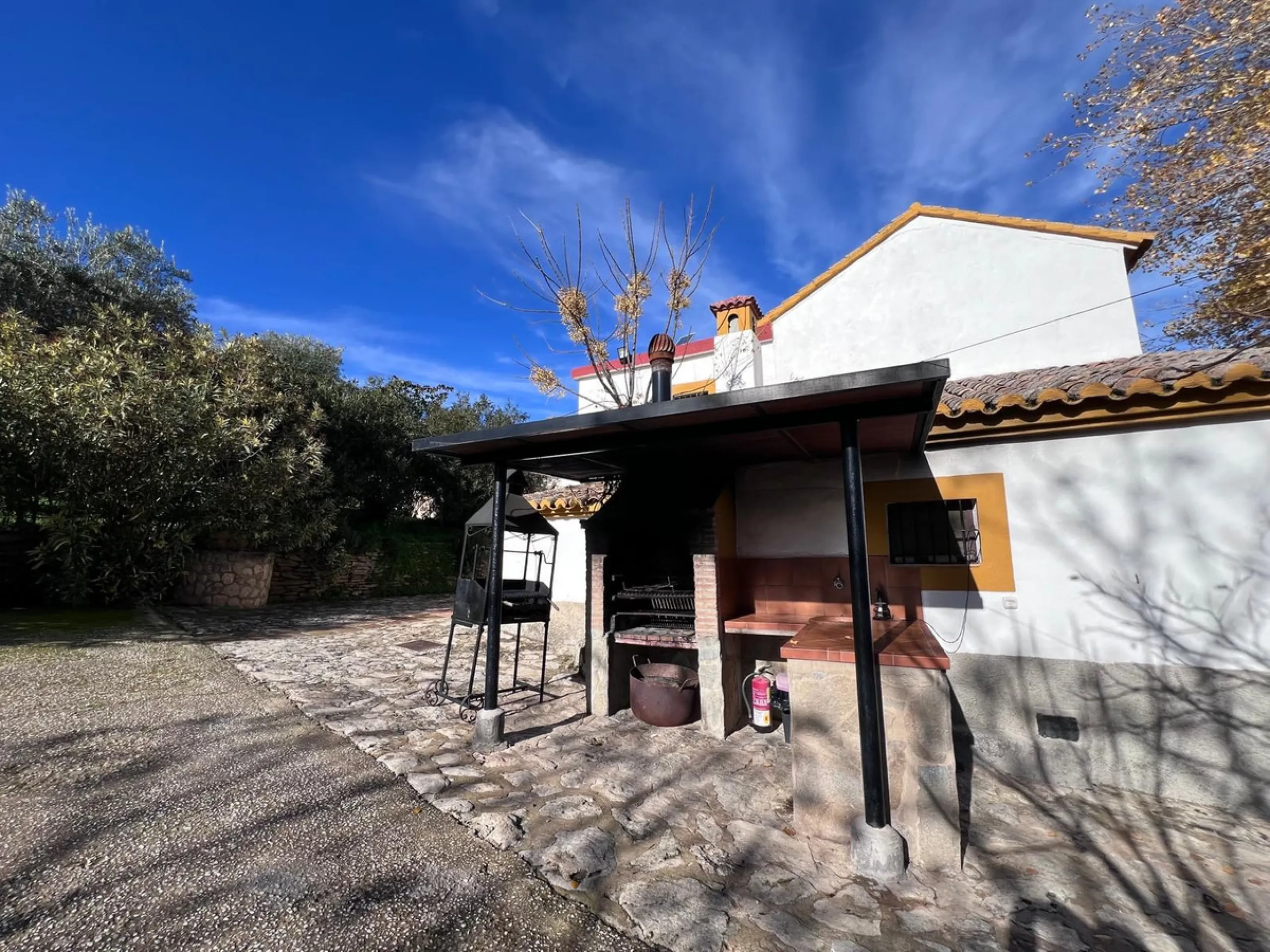 House - Finca - Cortijo в продаже в Ronda, Málaga. В доме 6 спален и 2 ванных комнат. Площадь дома 200 м². Площадь участка 100000 м²