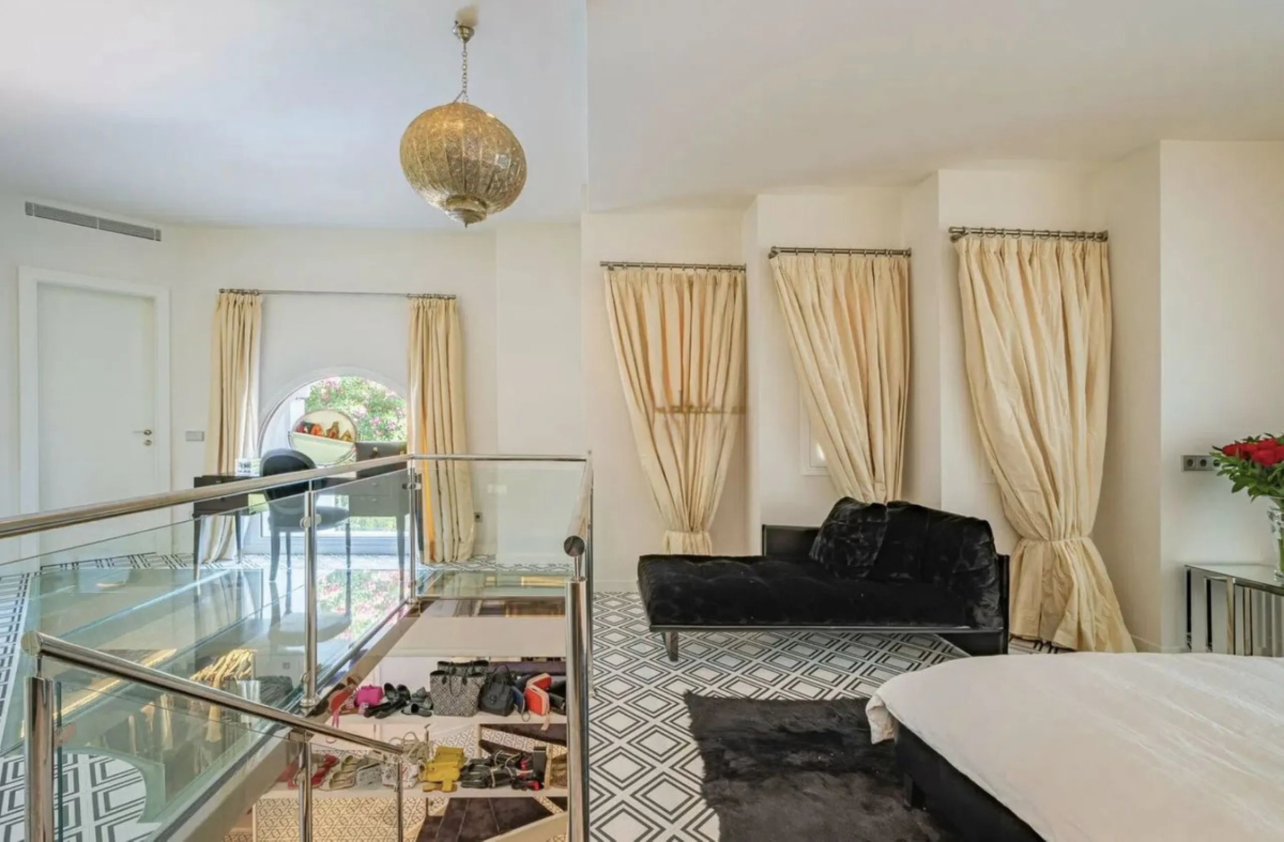 For Sale: Elegant Fully Renovated Townhouse near Puente Romano