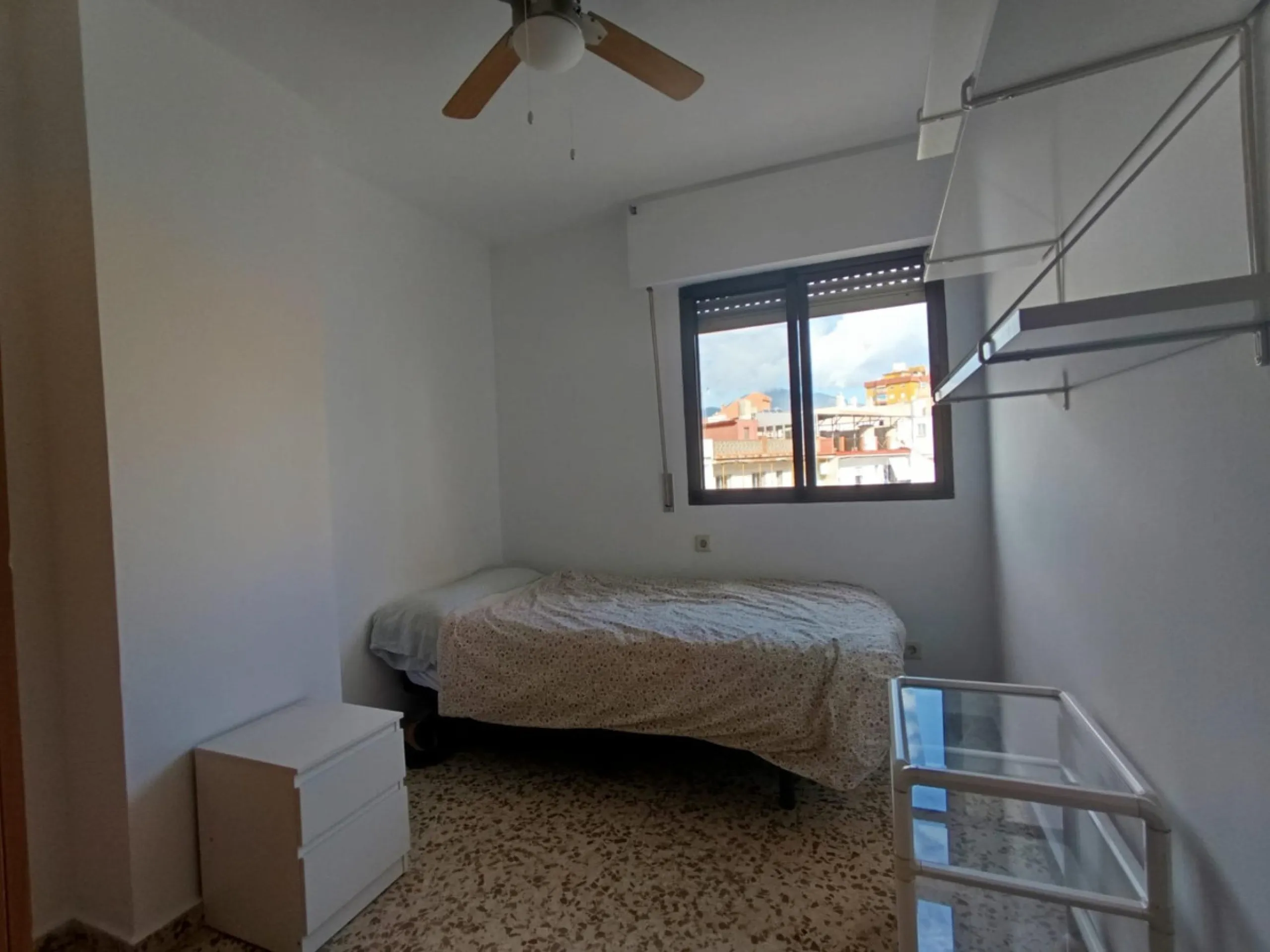Apartment - Middle Floor Apartment в продаже в Fuengirola, Málaga. В доме 4 спален и 1 ванных комнат. Площадь дома 110 м²