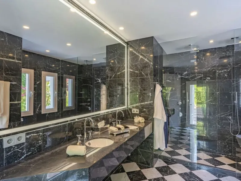 For Sale: Elegant Fully Renovated Townhouse near Puente Romano