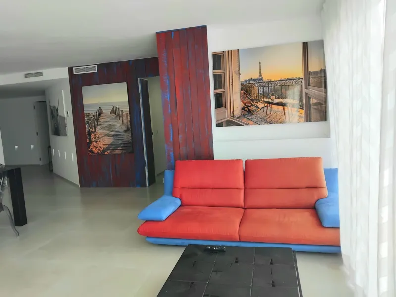 Beautiful apartment in the famous Puerto Banus, on the second line with partial sea views, recently renovated and with tourist license.