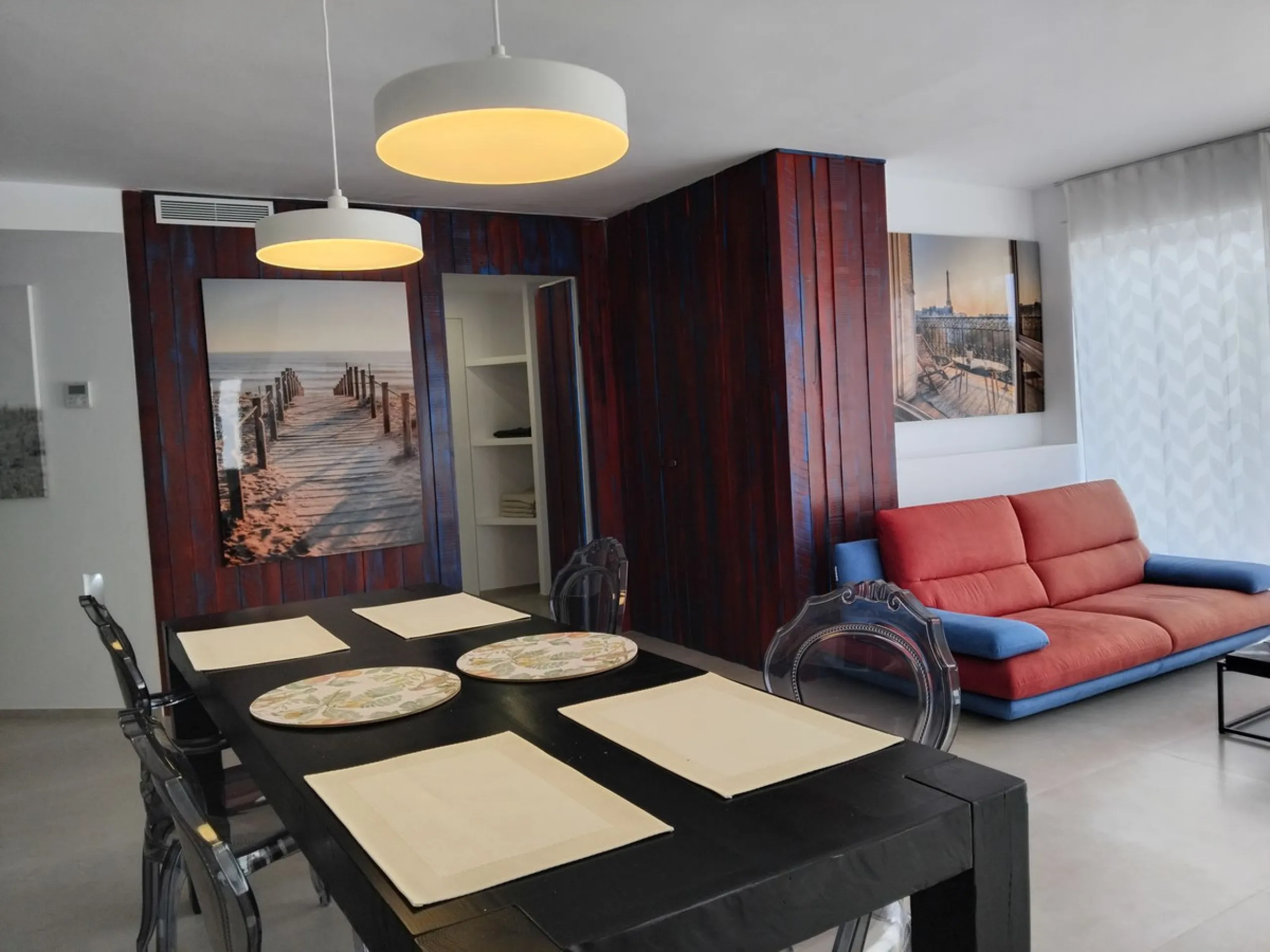 Beautiful apartment in the famous Puerto Banus, on the second line with partial sea views, recently renovated and with tourist license.