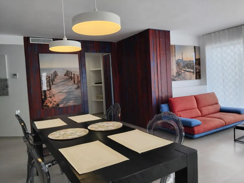 Beautiful apartment in the famous Puerto Banus, on the second line with partial sea views, recently renovated and with tourist license.