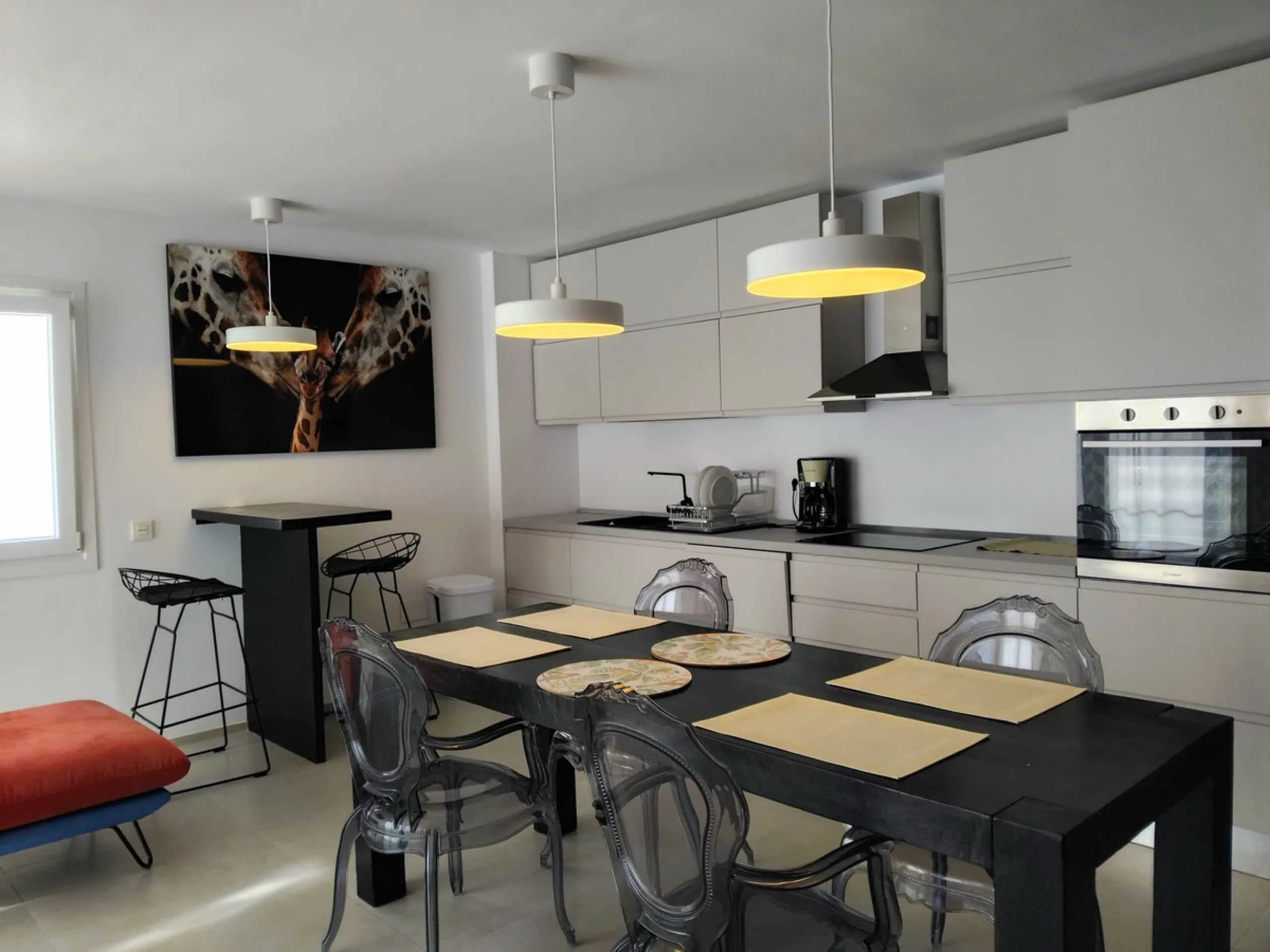 Beautiful apartment in the famous Puerto Banus, on the second line with partial sea views, recently renovated and with tourist license.