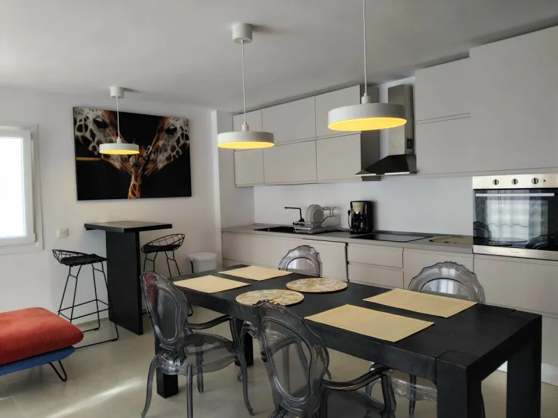 Beautiful apartment in the famous Puerto Banus, on the second line with partial sea views, recently renovated and with tourist license.