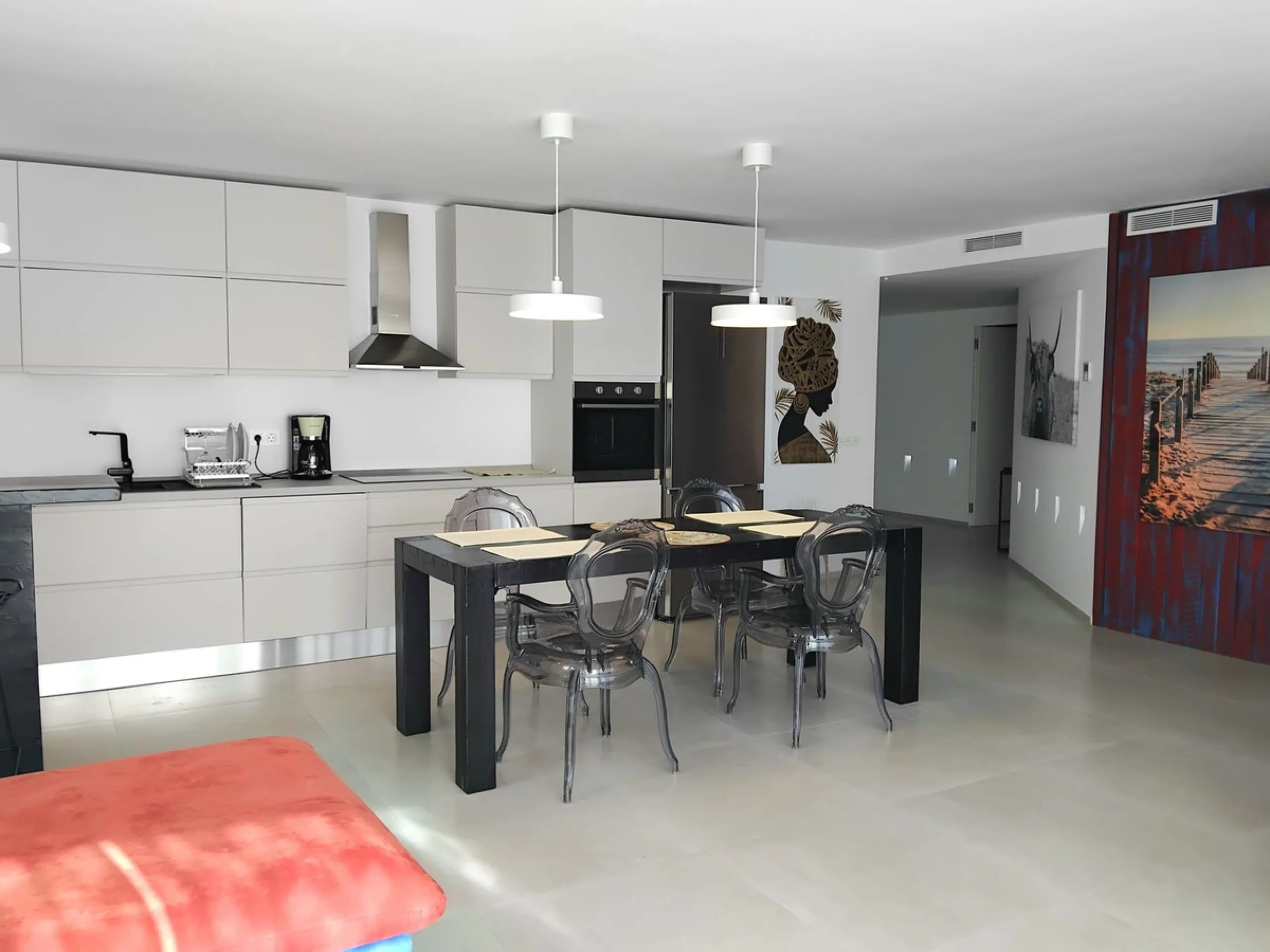 Beautiful apartment in the famous Puerto Banus, on the second line with partial sea views, recently renovated and with tourist license.