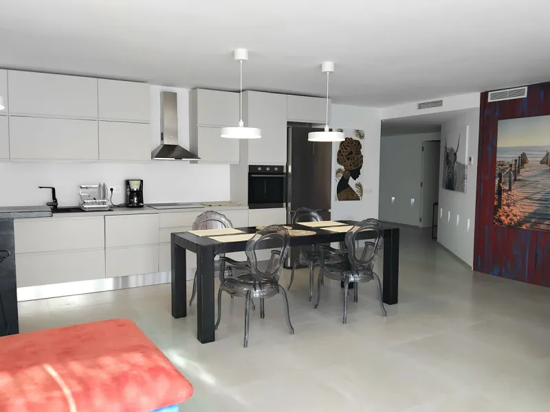 Beautiful apartment in the famous Puerto Banus, on the second line with partial sea views, recently renovated and with tourist license.