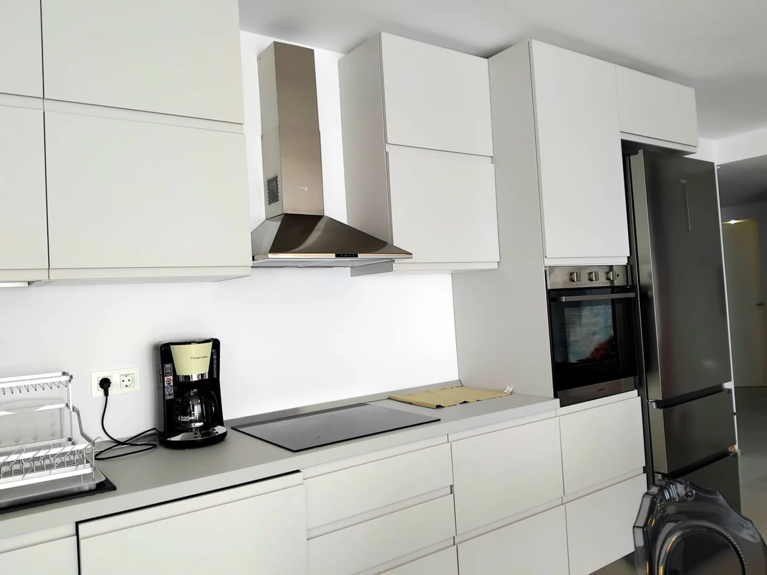 Beautiful apartment in the famous Puerto Banus, on the second line with partial sea views, recently renovated and with tourist license.