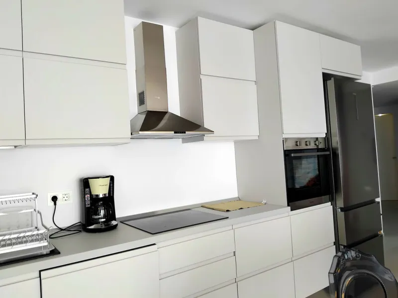 Beautiful apartment in the famous Puerto Banus, on the second line with partial sea views, recently renovated and with tourist license.