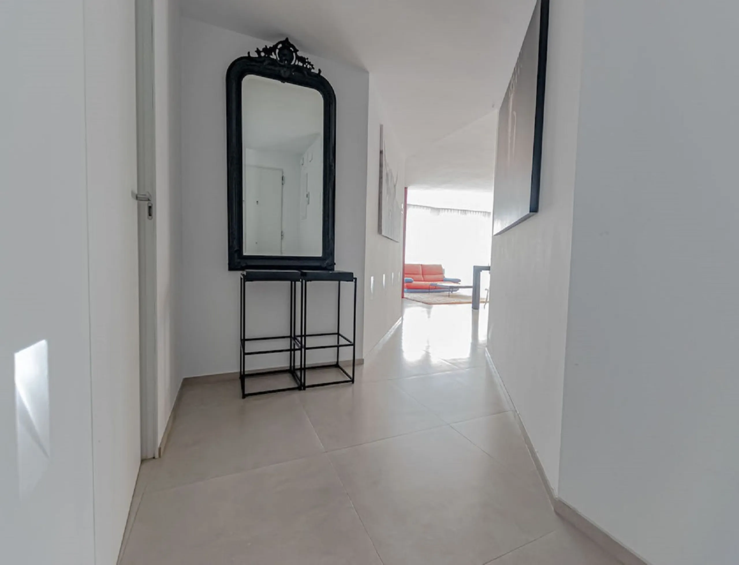 Beautiful apartment in the famous Puerto Banus, on the second line with partial sea views, recently renovated and with tourist license.
