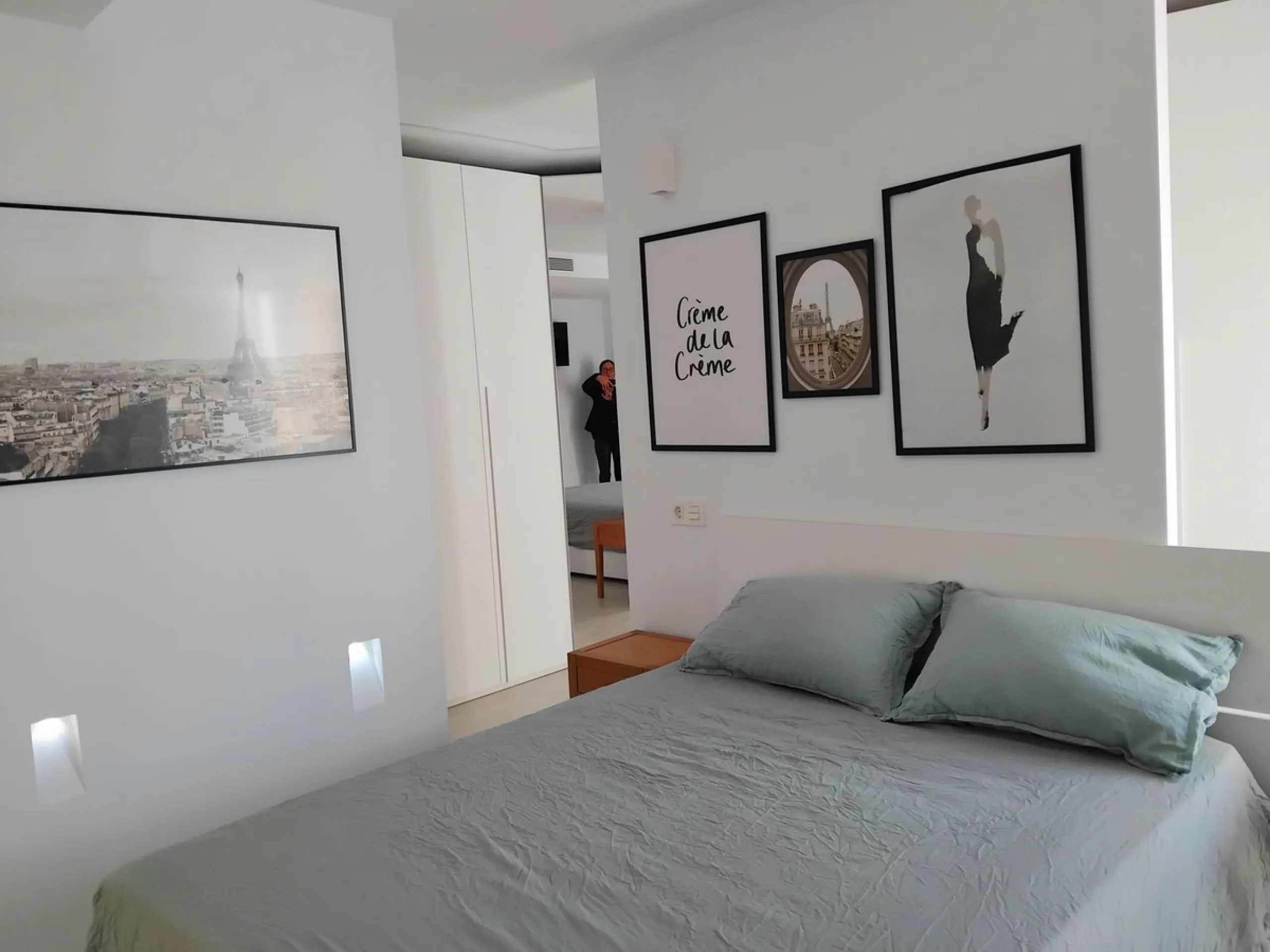 Beautiful apartment in the famous Puerto Banus, on the second line with partial sea views, recently renovated and with tourist license.