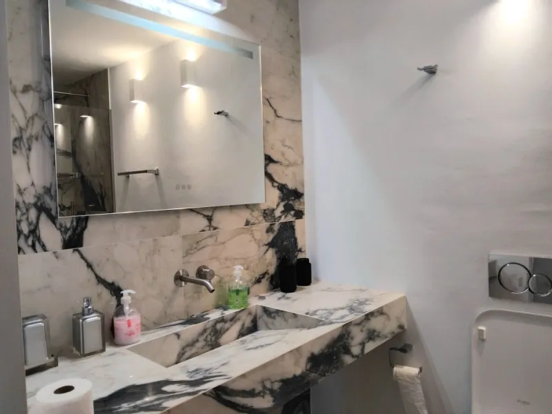 Beautiful apartment in the famous Puerto Banus, on the second line with partial sea views, recently renovated and with tourist license.
