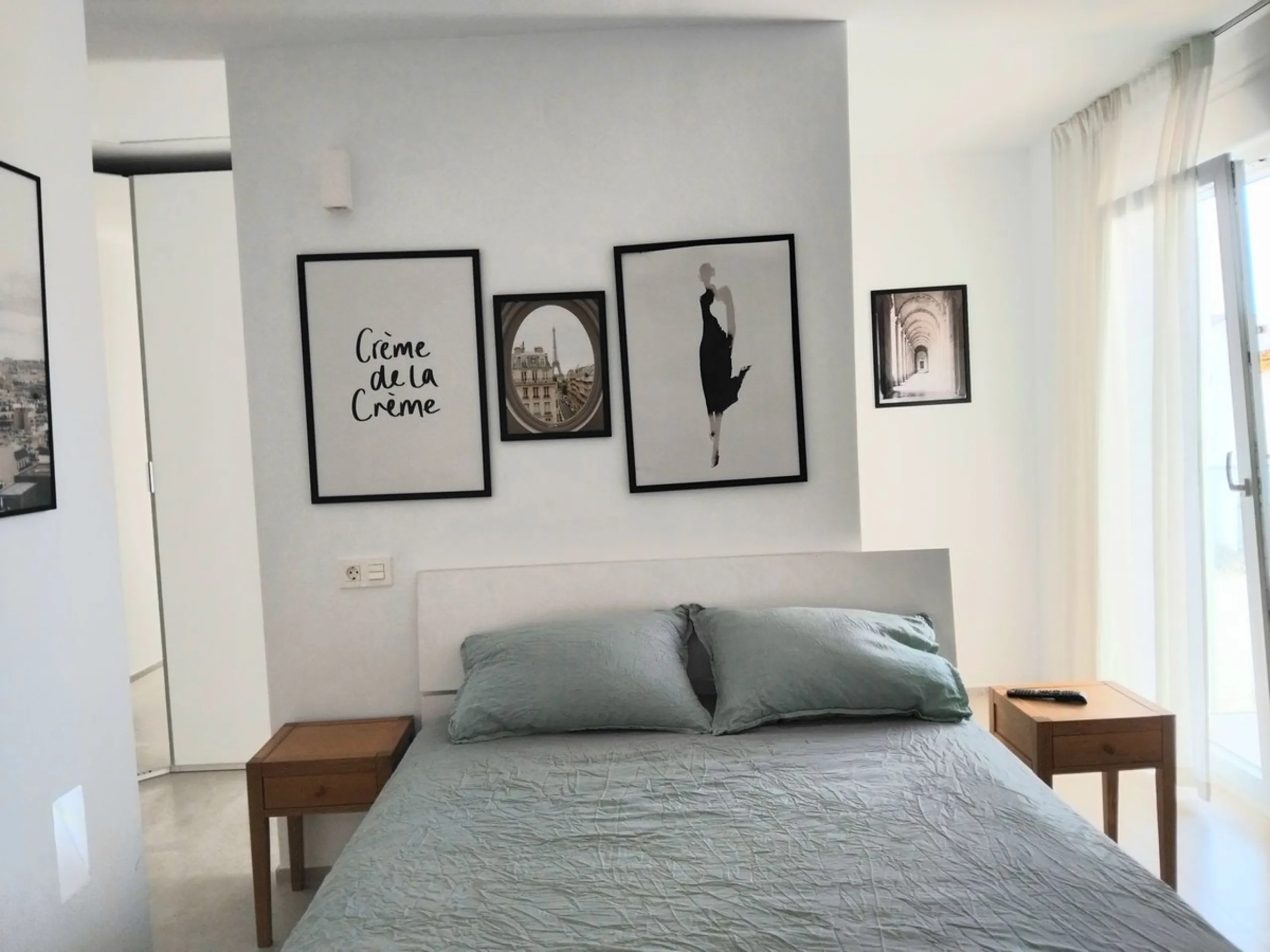 Beautiful apartment in the famous Puerto Banus, on the second line with partial sea views, recently renovated and with tourist license.