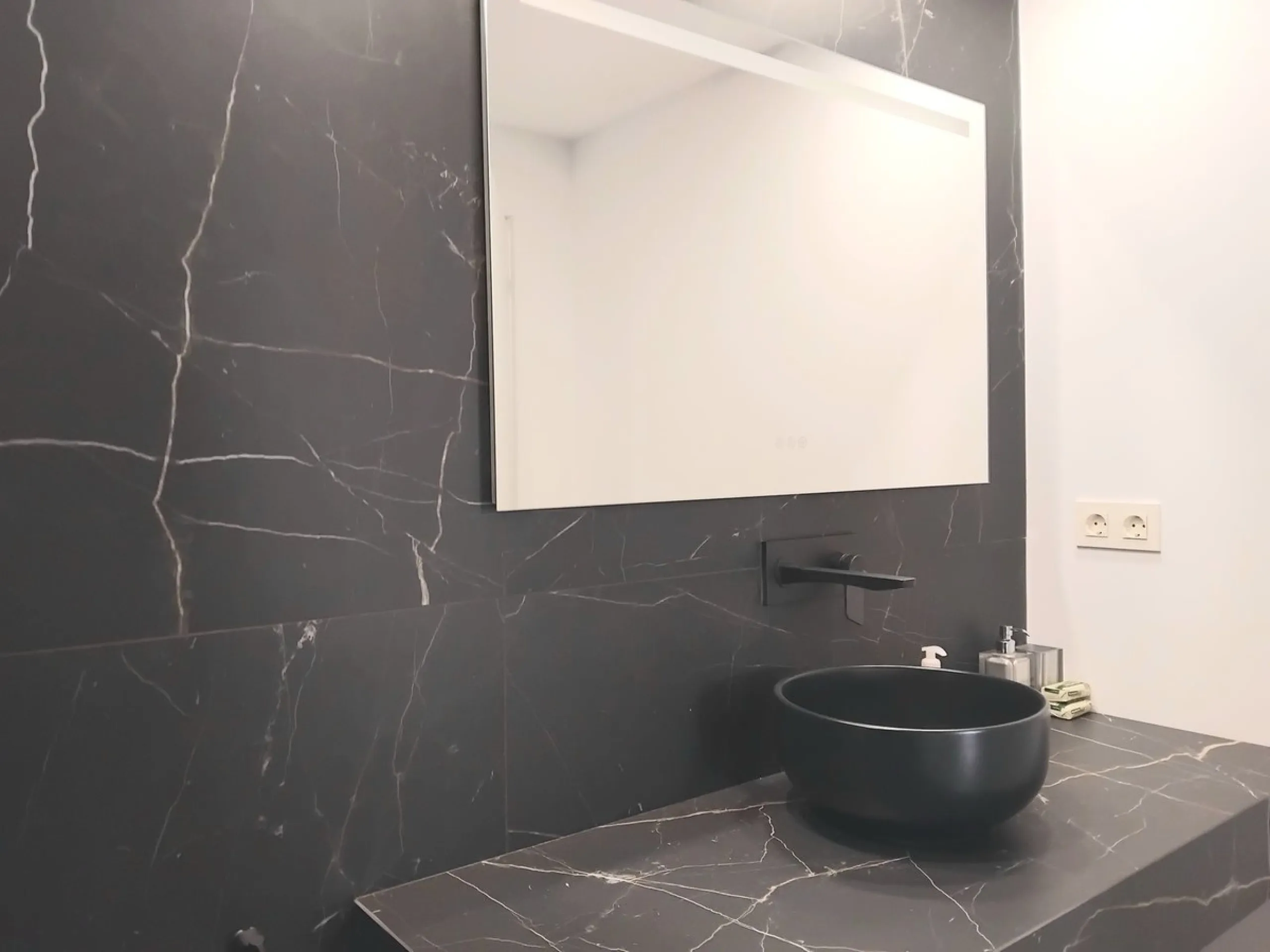 Beautiful apartment in the famous Puerto Banus, on the second line with partial sea views, recently renovated and with tourist license.