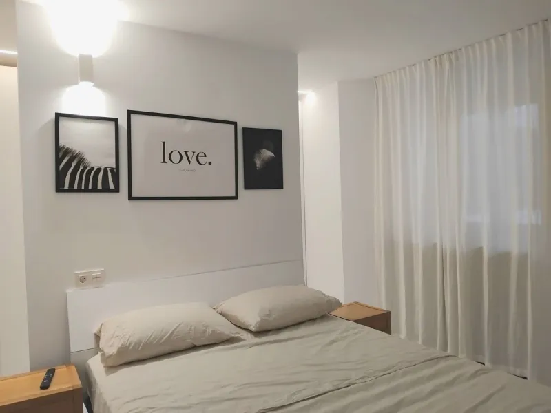 Beautiful apartment in the famous Puerto Banus, on the second line with partial sea views, recently renovated and with tourist license.