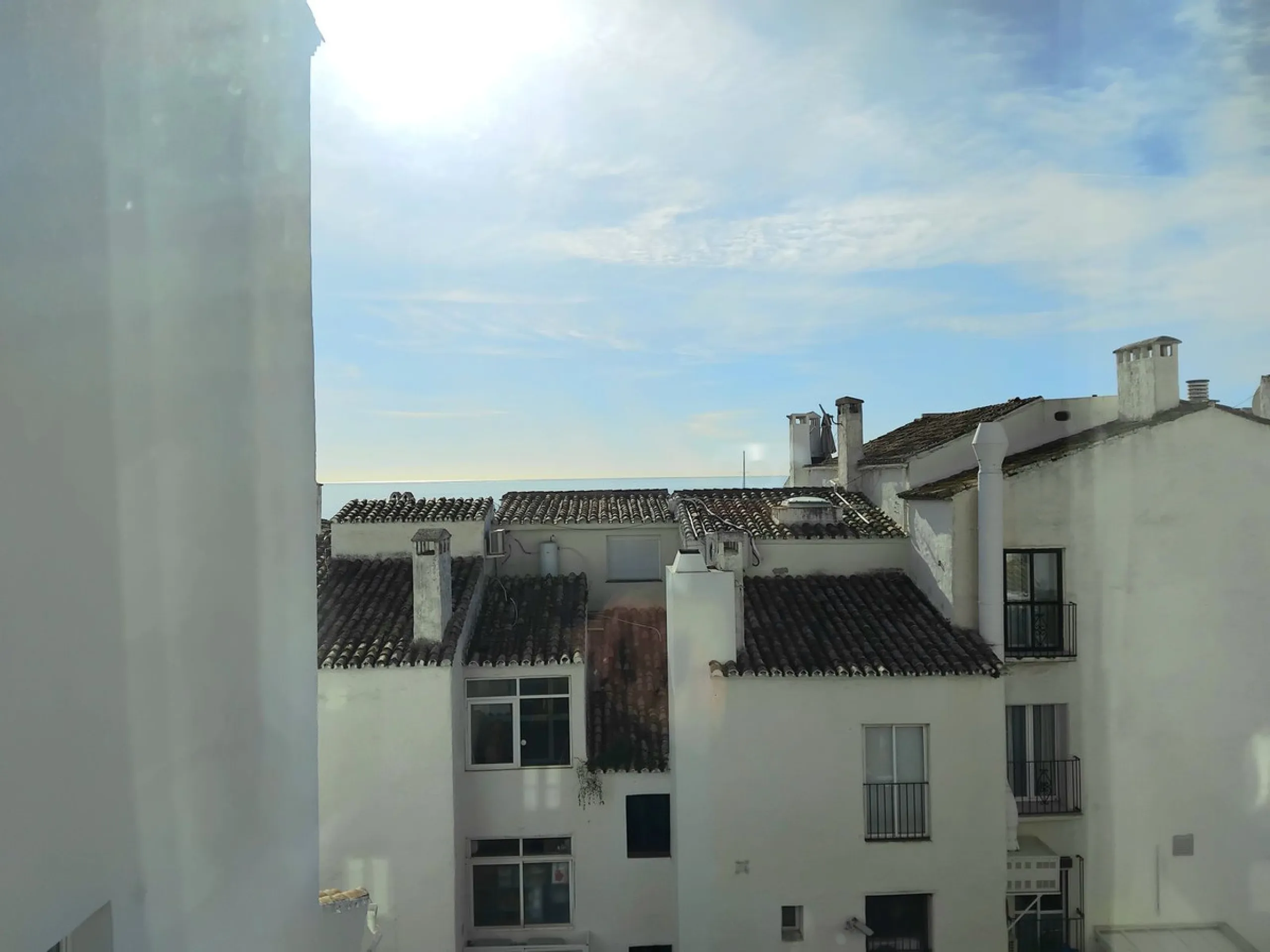 Beautiful apartment in the famous Puerto Banus, on the second line with partial sea views, recently renovated and with tourist license.