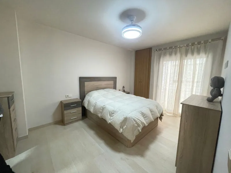 EXCLUSIVE PROPERTY - 95m2 flat next to C/ Real, the most central and popular street in Estepona. This flat is distributed in 3 bedrooms, 2 bathrooms, hall, living-dining room and kitchen.