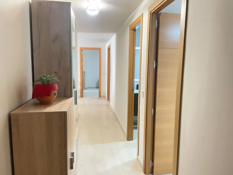ЭКСКЛЮЗИВНАЯ НЕДВИЖИМОСТЬ - квартира площадью 95 м2 рядом с C/ Real, самой центральной и популярной улицей в Эстепоне. Квартира состоит из 3 спален, 2 ванных комнат, холла, гостиной-столовой и кухни