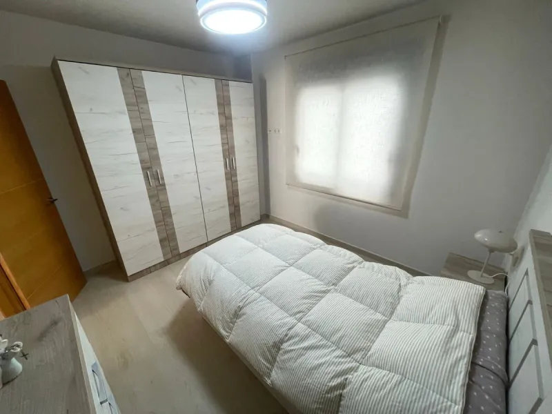 ЭКСКЛЮЗИВНАЯ НЕДВИЖИМОСТЬ - квартира площадью 95 м2 рядом с C/ Real, самой центральной и популярной улицей в Эстепоне. Квартира состоит из 3 спален, 2 ванных комнат, холла, гостиной-столовой и кухни