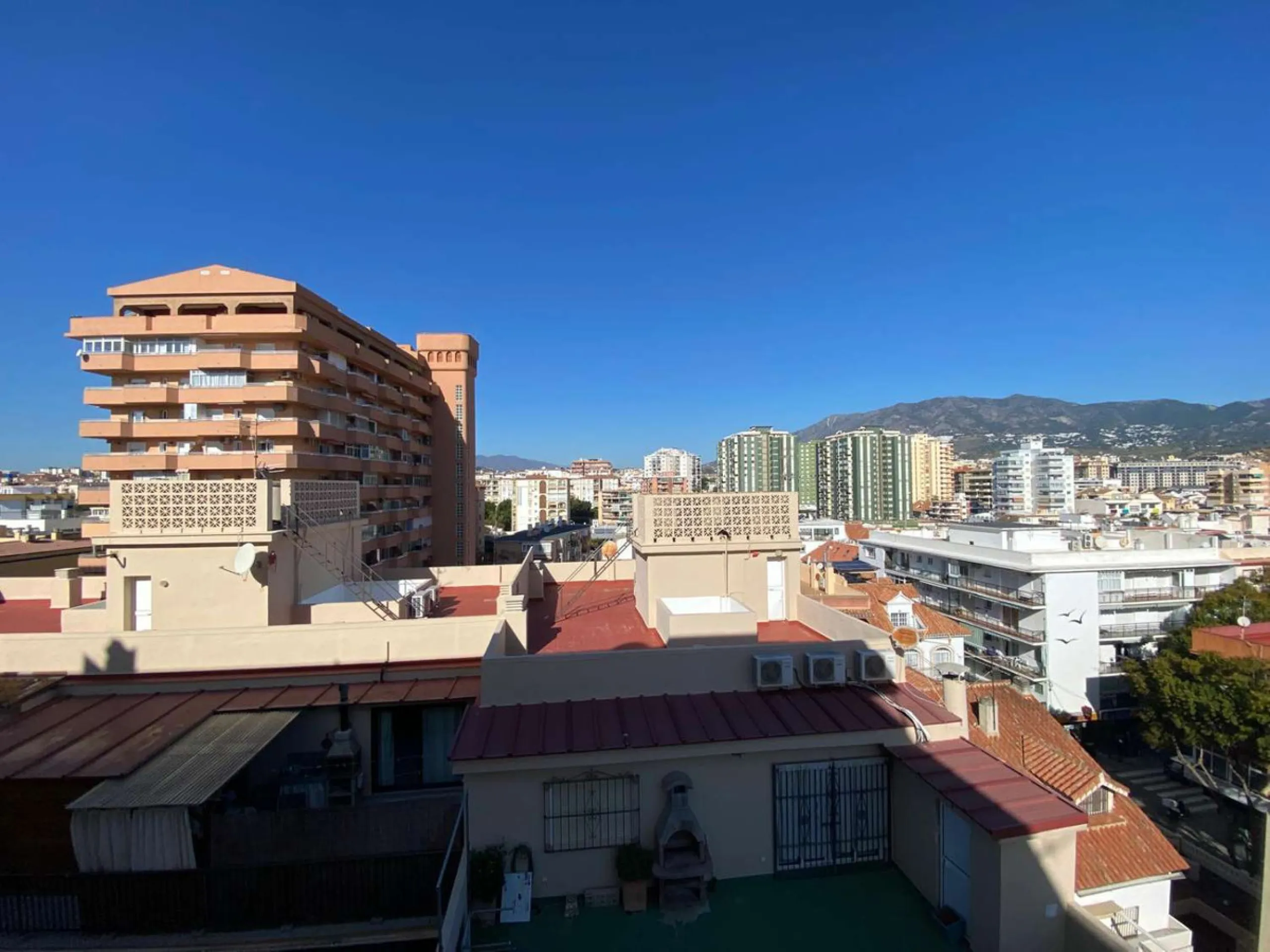 Discover your new home by the sea! This magnificent 4-bedroom, 3-bathroom apartment, located on the 7th floor, offers you the opportunity to live just 20 metres from Los Boliches beach. With 175 m² built and 150 m² usable, you will enjoy a spacious and br