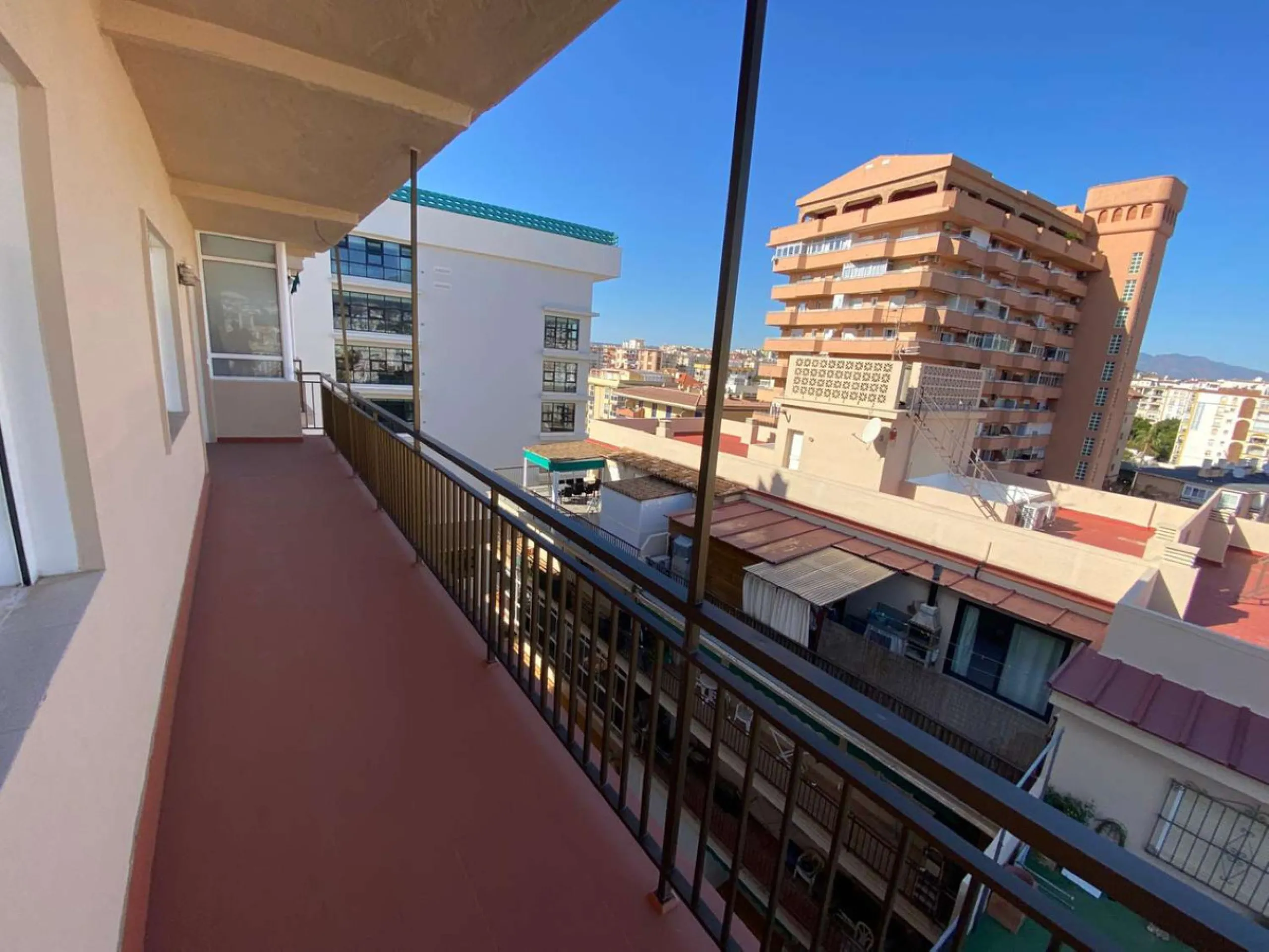 Discover your new home by the sea! This magnificent 4-bedroom, 3-bathroom apartment, located on the 7th floor, offers you the opportunity to live just 20 metres from Los Boliches beach. With 175 m² built and 150 m² usable, you will enjoy a spacious and br