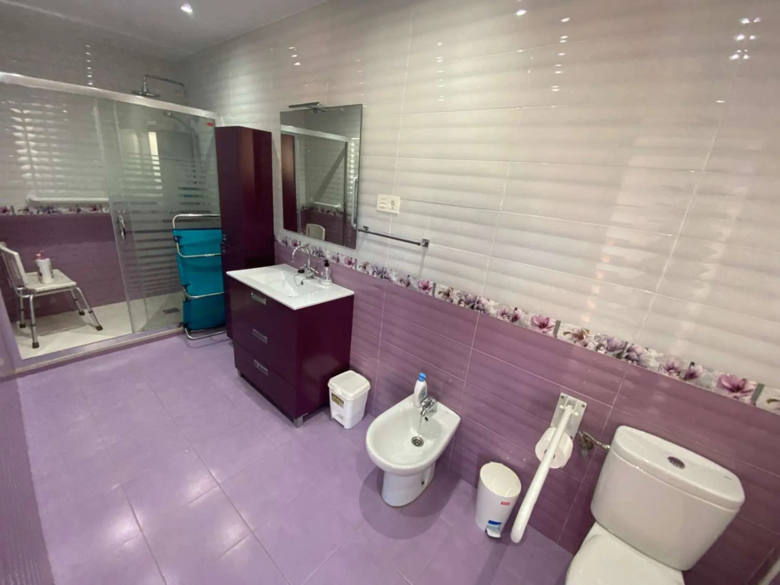 Discover your new home by the sea! This magnificent 4-bedroom, 3-bathroom apartment, located on the 7th floor, offers you the opportunity to live just 20 metres from Los Boliches beach. With 175 m² built and 150 m² usable, you will enjoy a spacious and br
