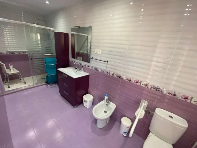 Discover your new home by the sea! This magnificent 4-bedroom, 3-bathroom apartment, located on the 7th floor, offers you the opportunity to live just 20 metres from Los Boliches beach. With 175 m² built and 150 m² usable, you will enjoy a spacious and br