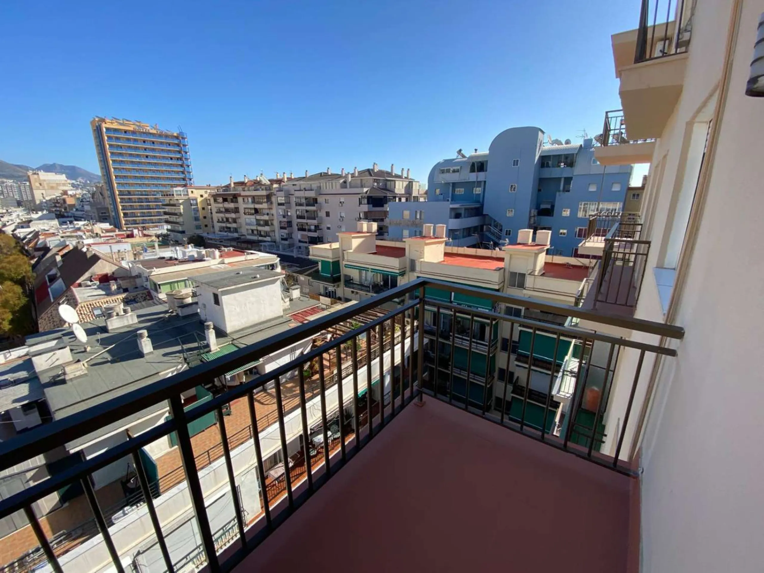 Discover your new home by the sea! This magnificent 4-bedroom, 3-bathroom apartment, located on the 7th floor, offers you the opportunity to live just 20 metres from Los Boliches beach. With 175 m² built and 150 m² usable, you will enjoy a spacious and br