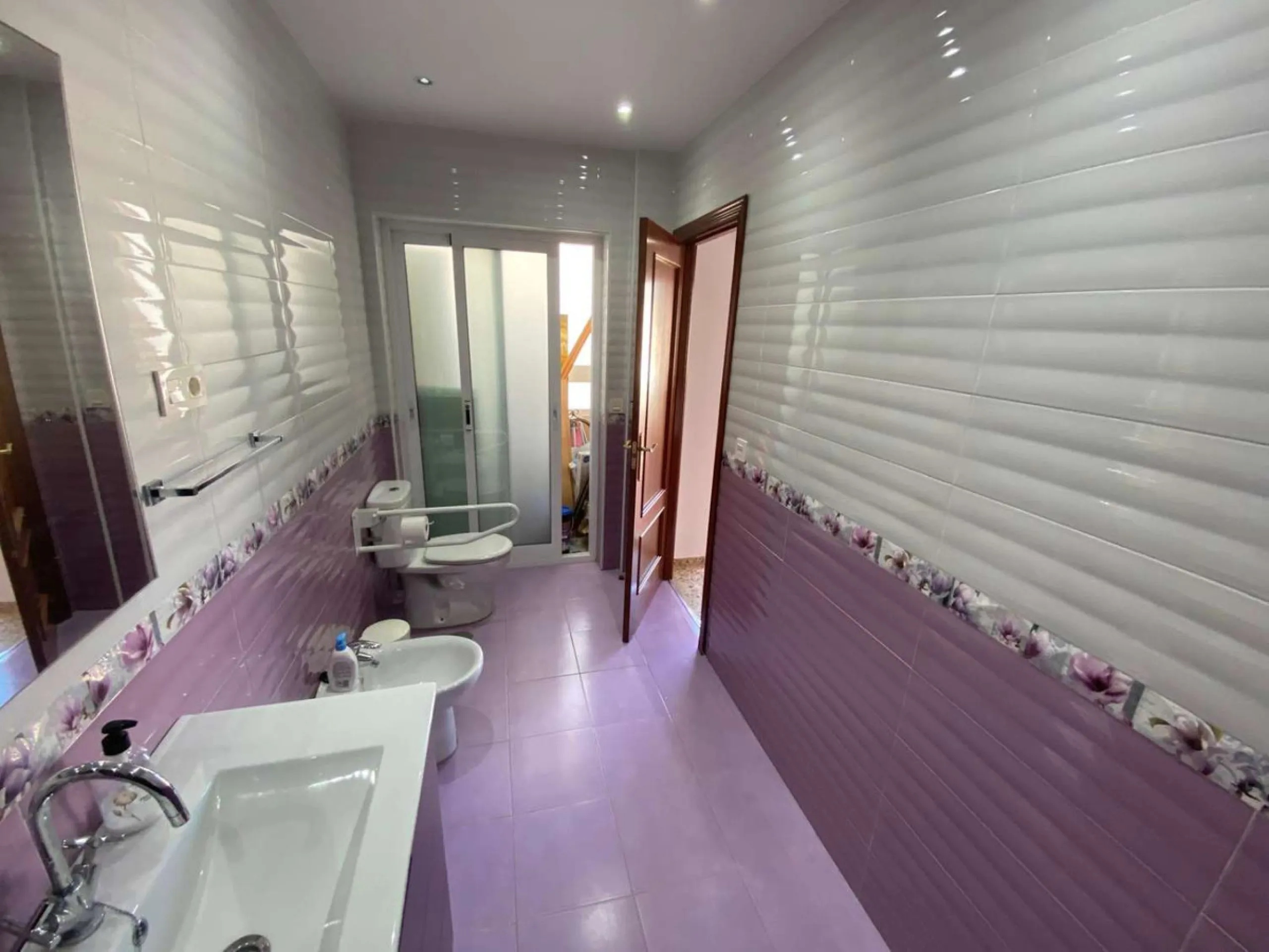 Discover your new home by the sea! This magnificent 4-bedroom, 3-bathroom apartment, located on the 7th floor, offers you the opportunity to live just 20 metres from Los Boliches beach. With 175 m² built and 150 m² usable, you will enjoy a spacious and br