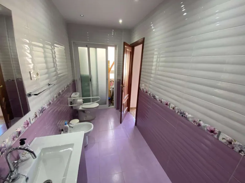 Discover your new home by the sea! This magnificent 4-bedroom, 3-bathroom apartment, located on the 7th floor, offers you the opportunity to live just 20 metres from Los Boliches beach. With 175 m² built and 150 m² usable, you will enjoy a spacious and br