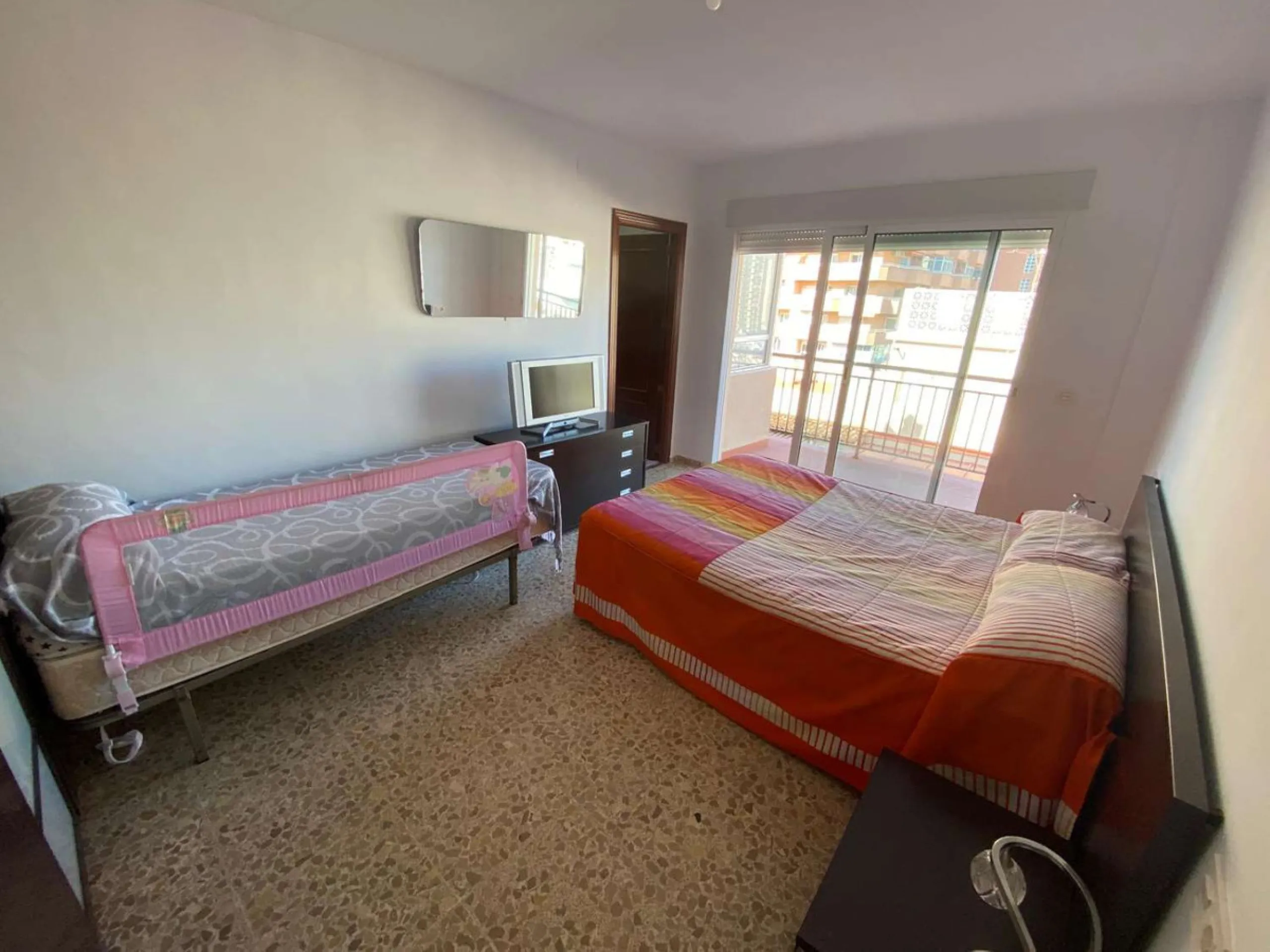 Discover your new home by the sea! This magnificent 4-bedroom, 3-bathroom apartment, located on the 7th floor, offers you the opportunity to live just 20 metres from Los Boliches beach. With 175 m² built and 150 m² usable, you will enjoy a spacious and br