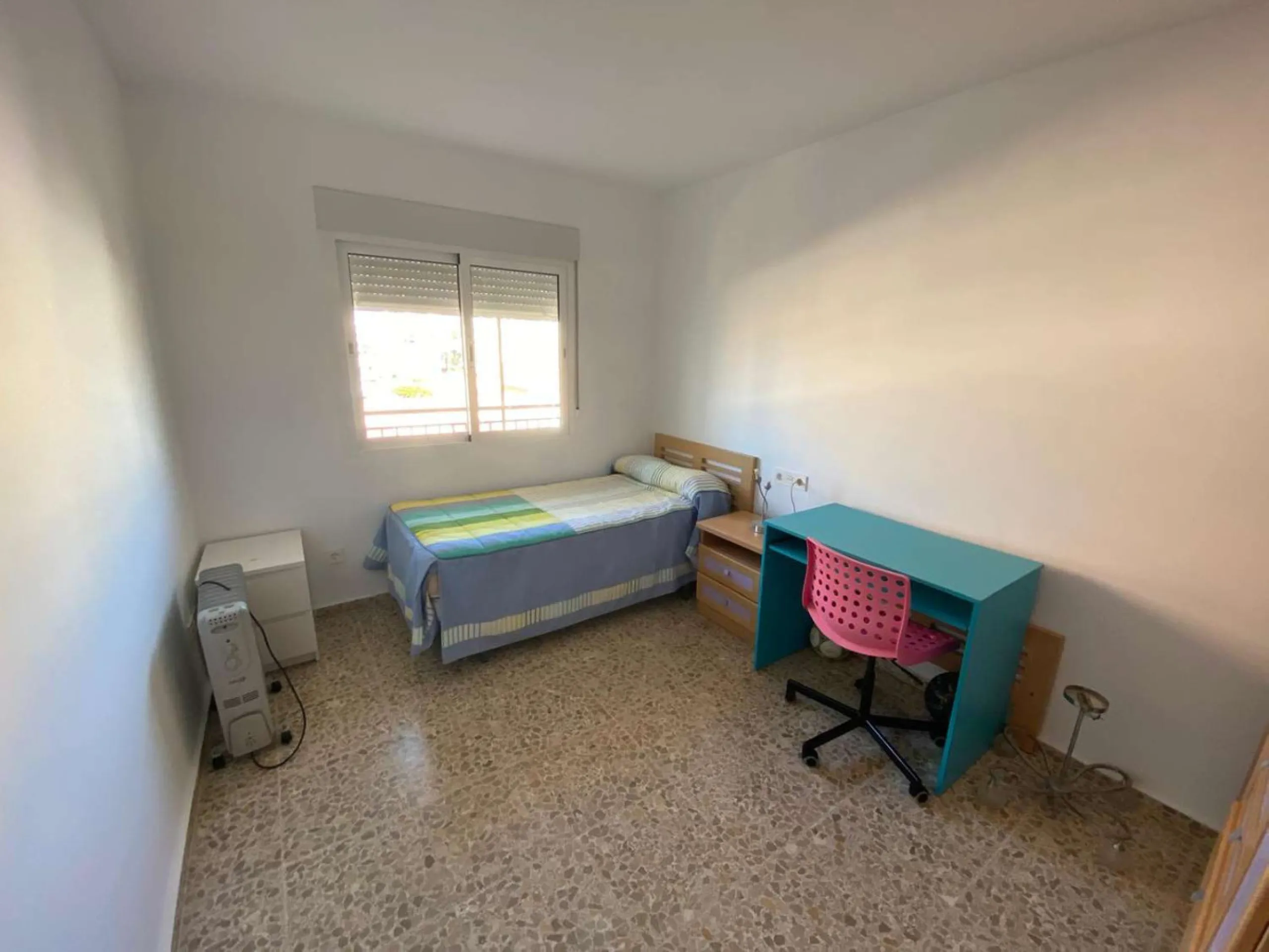 Discover your new home by the sea! This magnificent 4-bedroom, 3-bathroom apartment, located on the 7th floor, offers you the opportunity to live just 20 metres from Los Boliches beach. With 175 m² built and 150 m² usable, you will enjoy a spacious and br