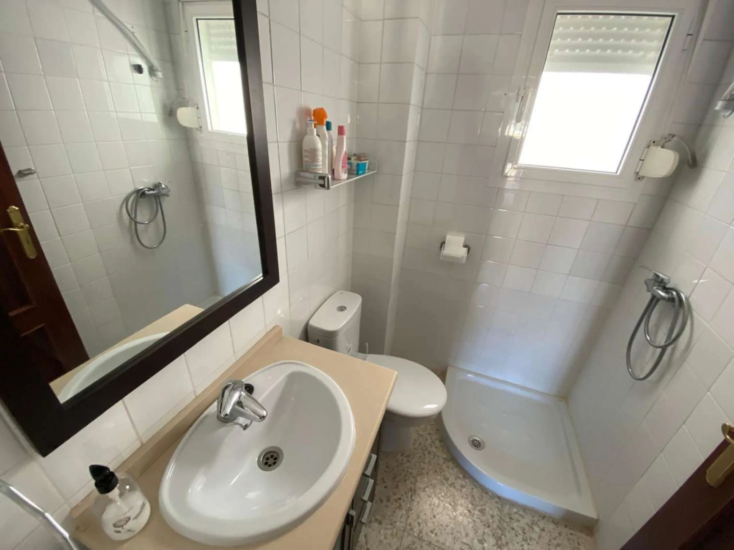 Discover your new home by the sea! This magnificent 4-bedroom, 3-bathroom apartment, located on the 7th floor, offers you the opportunity to live just 20 metres from Los Boliches beach. With 175 m² built and 150 m² usable, you will enjoy a spacious and br