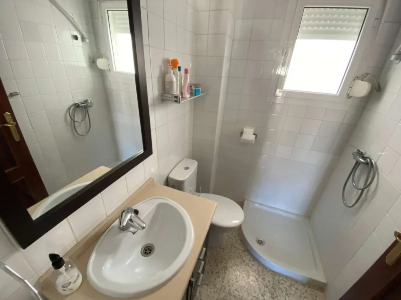 Discover your new home by the sea! This magnificent 4-bedroom, 3-bathroom apartment, located on the 7th floor, offers you the opportunity to live just 20 metres from Los Boliches beach. With 175 m² built and 150 m² usable, you will enjoy a spacious and br