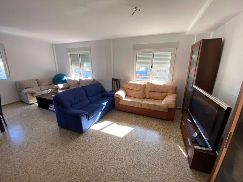 Discover your new home by the sea! This magnificent 4-bedroom, 3-bathroom apartment, located on the 7th floor, offers you the opportunity to live just 20 metres from Los Boliches beach. With 175 m² built and 150 m² usable, you will enjoy a spacious and br