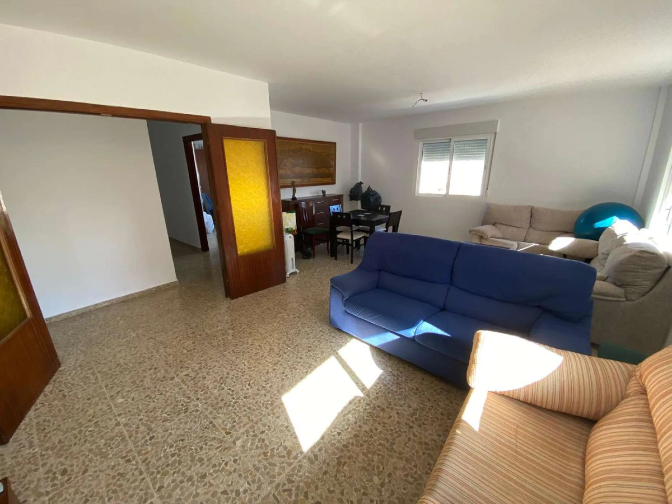 Discover your new home by the sea! This magnificent 4-bedroom, 3-bathroom apartment, located on the 7th floor, offers you the opportunity to live just 20 metres from Los Boliches beach. With 175 m² built and 150 m² usable, you will enjoy a spacious and br