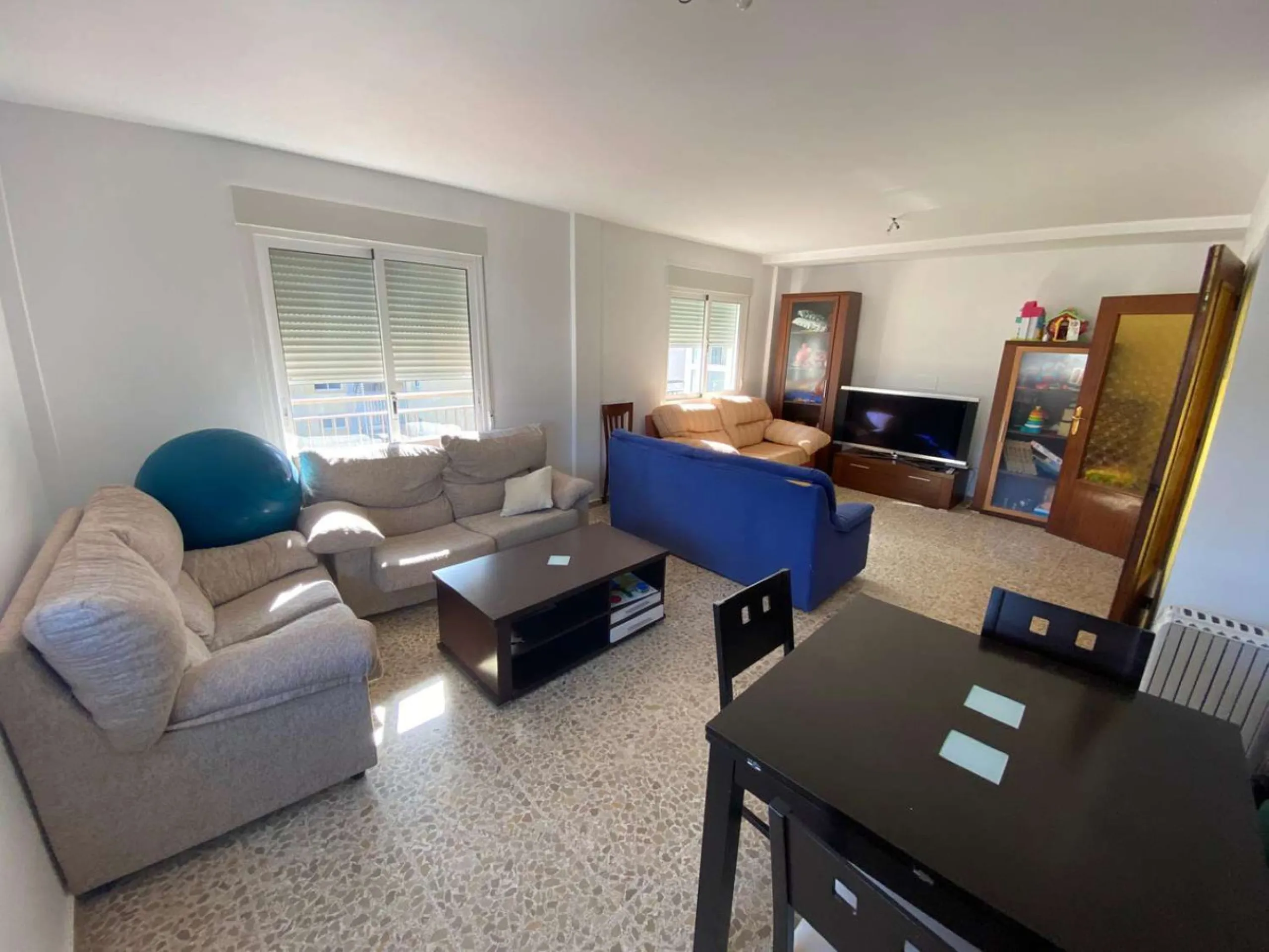 Discover your new home by the sea! This magnificent 4-bedroom, 3-bathroom apartment, located on the 7th floor, offers you the opportunity to live just 20 metres from Los Boliches beach. With 175 m² built and 150 m² usable, you will enjoy a spacious and br
