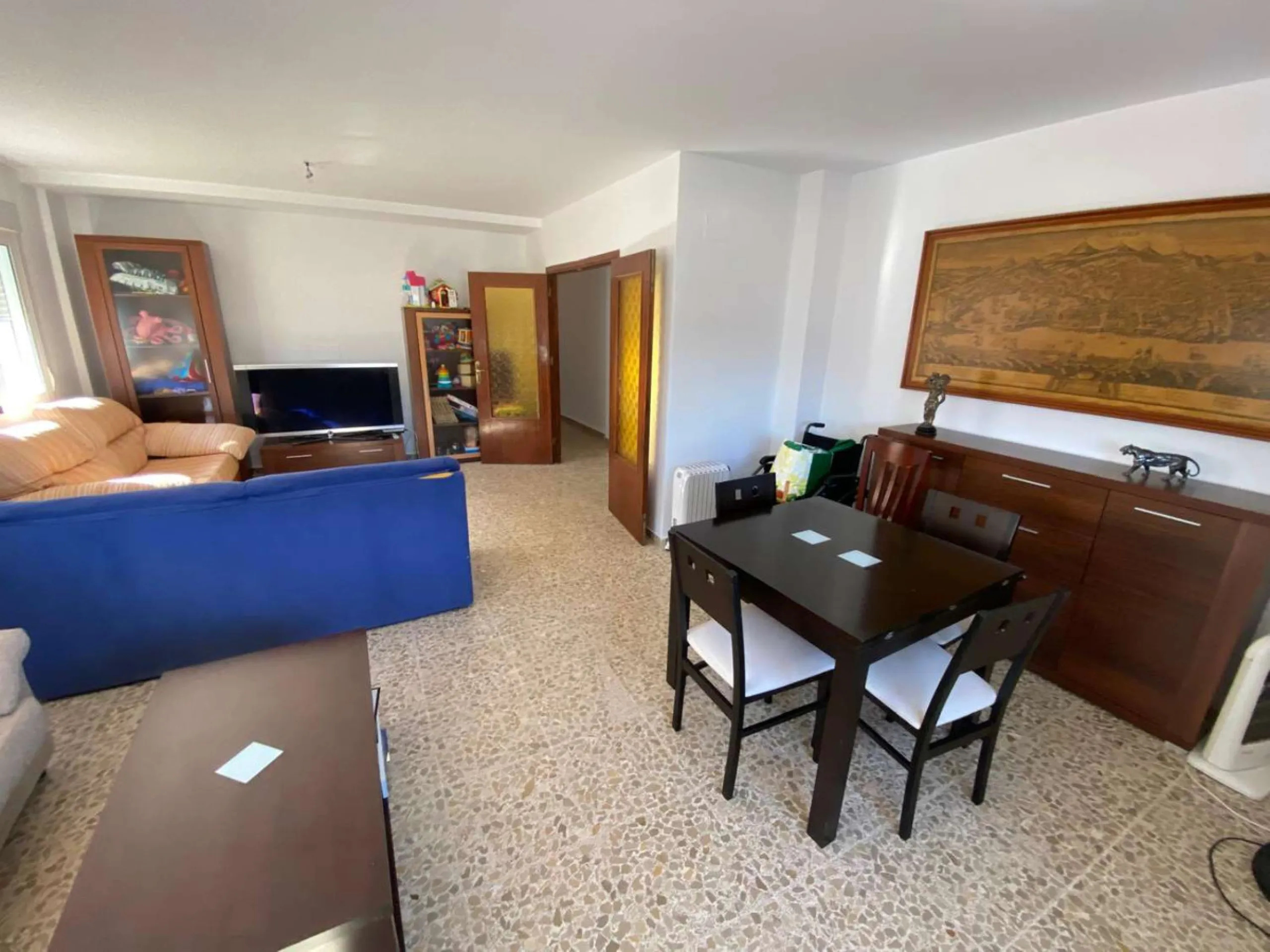 Discover your new home by the sea! This magnificent 4-bedroom, 3-bathroom apartment, located on the 7th floor, offers you the opportunity to live just 20 metres from Los Boliches beach. With 175 m² built and 150 m² usable, you will enjoy a spacious and br