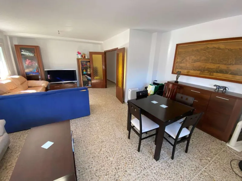 Discover your new home by the sea! This magnificent 4-bedroom, 3-bathroom apartment, located on the 7th floor, offers you the opportunity to live just 20 metres from Los Boliches beach. With 175 m² built and 150 m² usable, you will enjoy a spacious and br