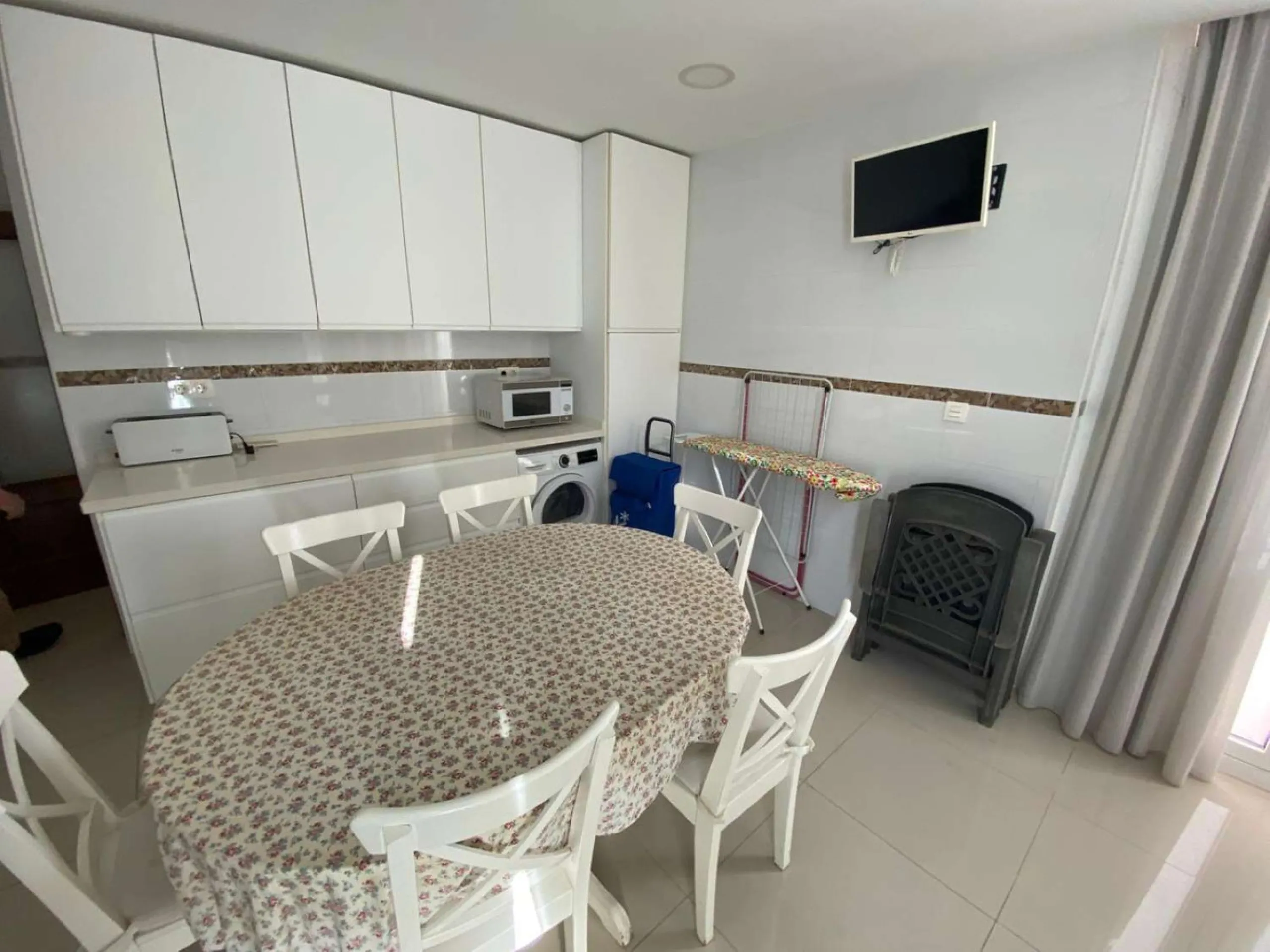 Discover your new home by the sea! This magnificent 4-bedroom, 3-bathroom apartment, located on the 7th floor, offers you the opportunity to live just 20 metres from Los Boliches beach. With 175 m² built and 150 m² usable, you will enjoy a spacious and br