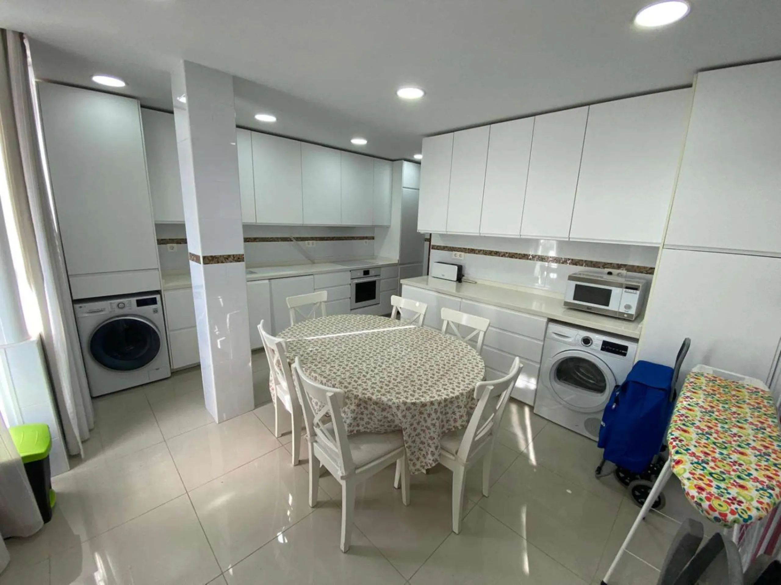 Discover your new home by the sea! This magnificent 4-bedroom, 3-bathroom apartment, located on the 7th floor, offers you the opportunity to live just 20 metres from Los Boliches beach. With 175 m² built and 150 m² usable, you will enjoy a spacious and br