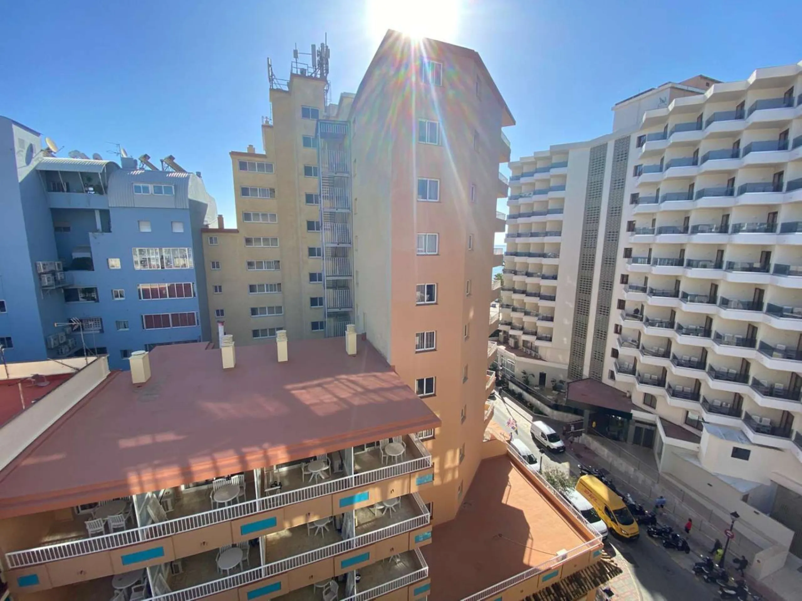 Discover your new home by the sea! This magnificent 4-bedroom, 3-bathroom apartment, located on the 7th floor, offers you the opportunity to live just 20 metres from Los Boliches beach. With 175 m² built and 150 m² usable, you will enjoy a spacious and br