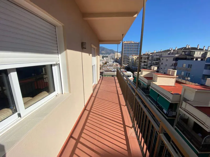 Discover your new home by the sea! This magnificent 4-bedroom, 3-bathroom apartment, located on the 7th floor, offers you the opportunity to live just 20 metres from Los Boliches beach. With 175 m² built and 150 m² usable, you will enjoy a spacious and br