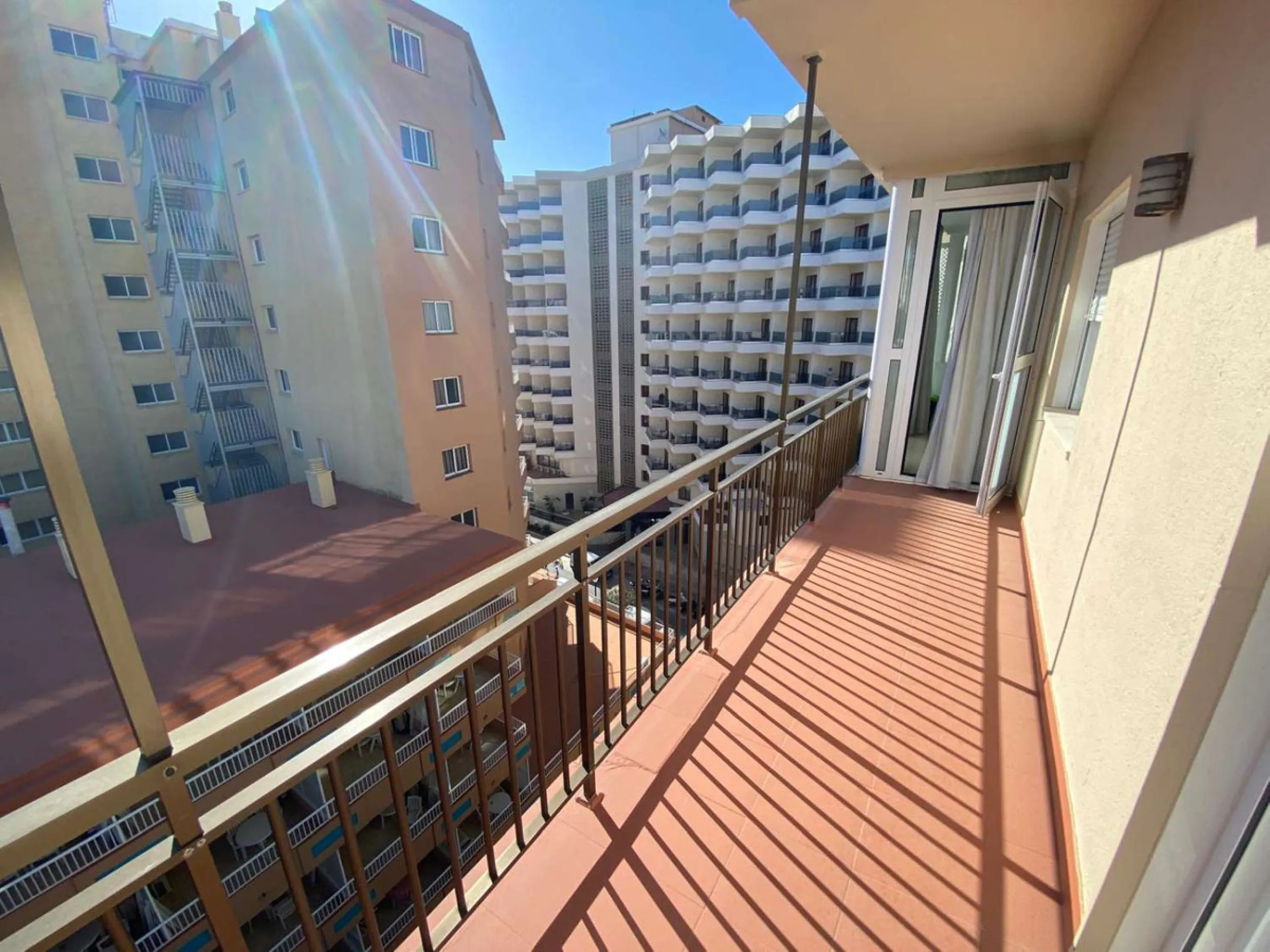 Discover your new home by the sea! This magnificent 4-bedroom, 3-bathroom apartment, located on the 7th floor, offers you the opportunity to live just 20 metres from Los Boliches beach. With 175 m² built and 150 m² usable, you will enjoy a spacious and br
