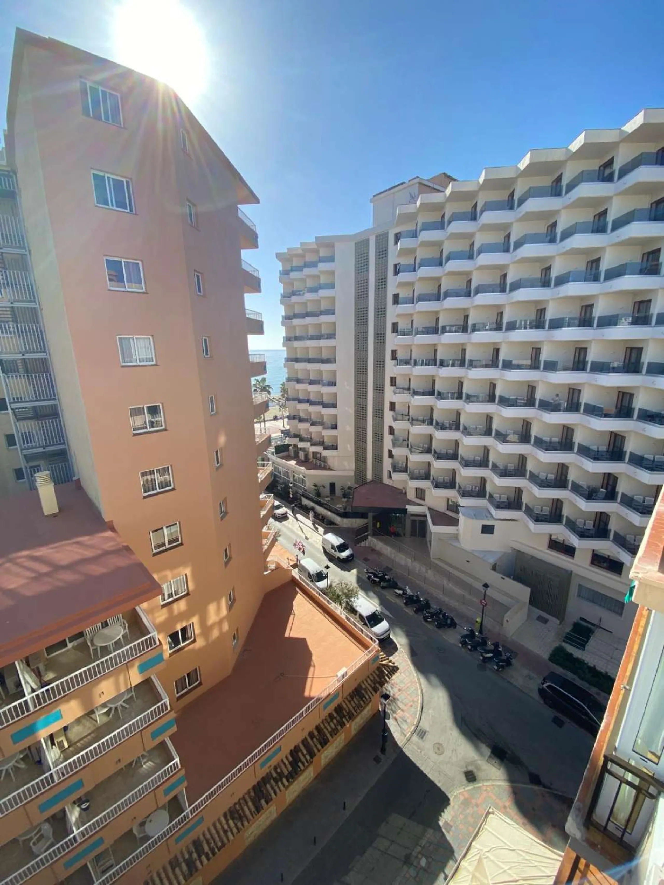 Discover your new home by the sea! This magnificent 4-bedroom, 3-bathroom apartment, located on the 7th floor, offers you the opportunity to live just 20 metres from Los Boliches beach. With 175 m² built and 150 m² usable, you will enjoy a spacious and br