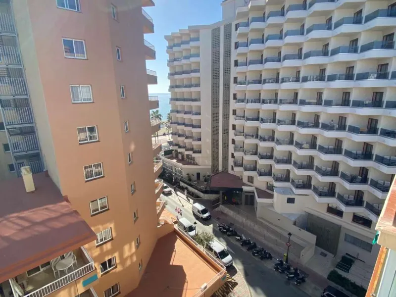 Discover your new home by the sea! This magnificent 4-bedroom, 3-bathroom apartment, located on the 7th floor, offers you the opportunity to live just 20 metres from Los Boliches beach. With 175 m² built and 150 m² usable, you will enjoy a spacious and br